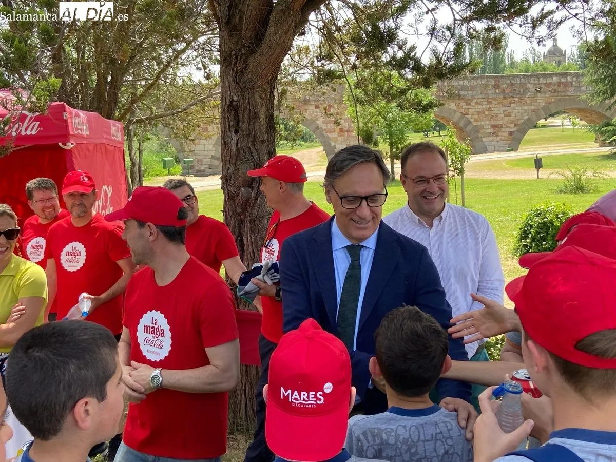 Jornada de recogida de residuos en la ribera del río Tormes, junto al emblemático Puente Romano. Foto de Vanesa Martins