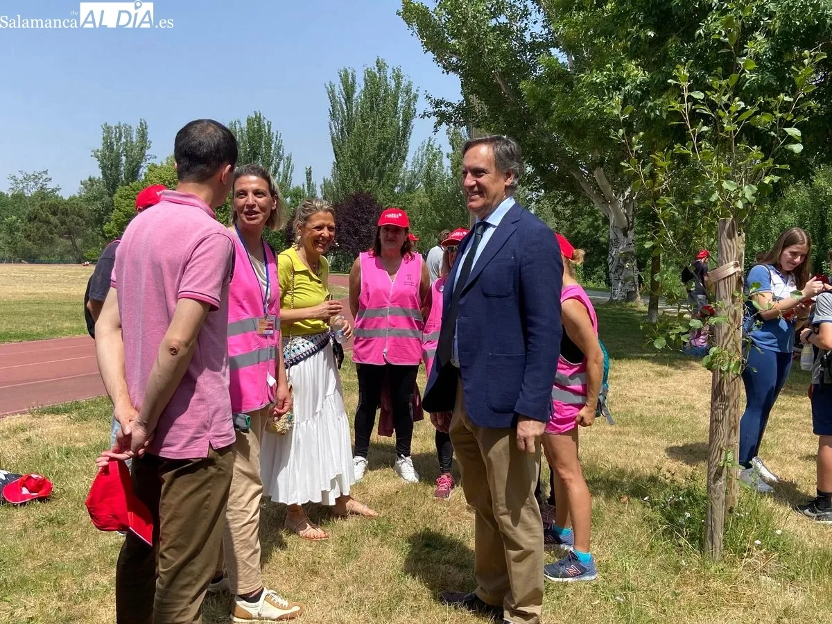 Jornada de recogida de residuos en la ribera del río Tormes, junto al emblemático Puente Romano. Foto de Vanesa Martins