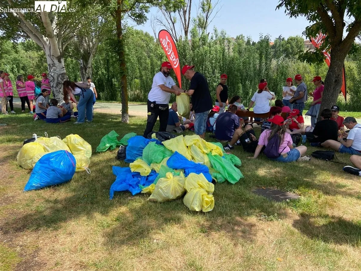 Jornada de recogida de residuos en la ribera del río Tormes, junto al emblemático Puente Romano. Foto de Vanesa Martins