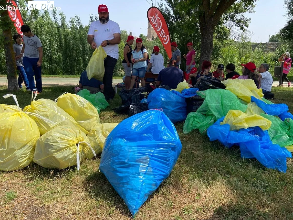 Jornada de recogida de residuos en la ribera del río Tormes, junto al emblemático Puente Romano. Foto de Vanesa Martins