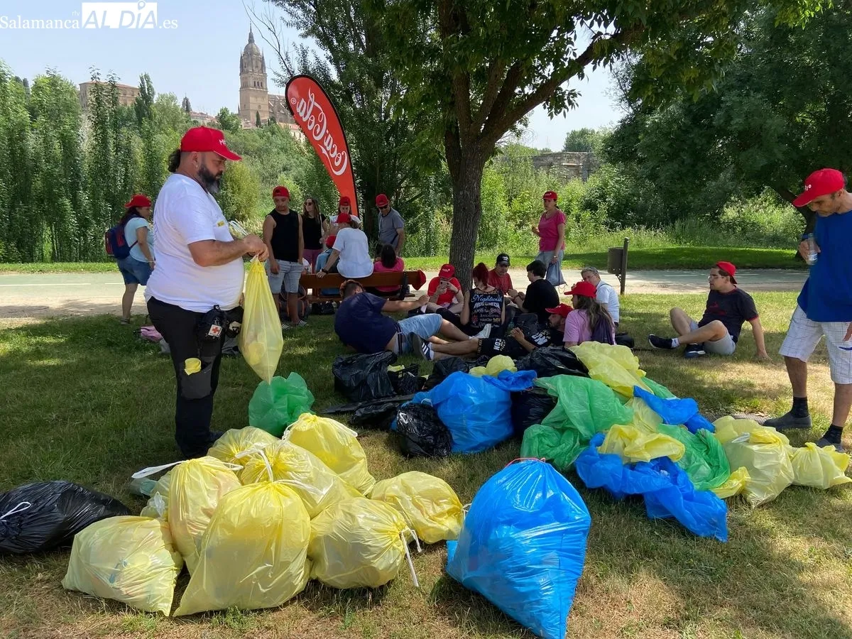 Jornada de recogida de residuos en la ribera del río Tormes, junto al emblemático Puente Romano. Foto de Vanesa Martins