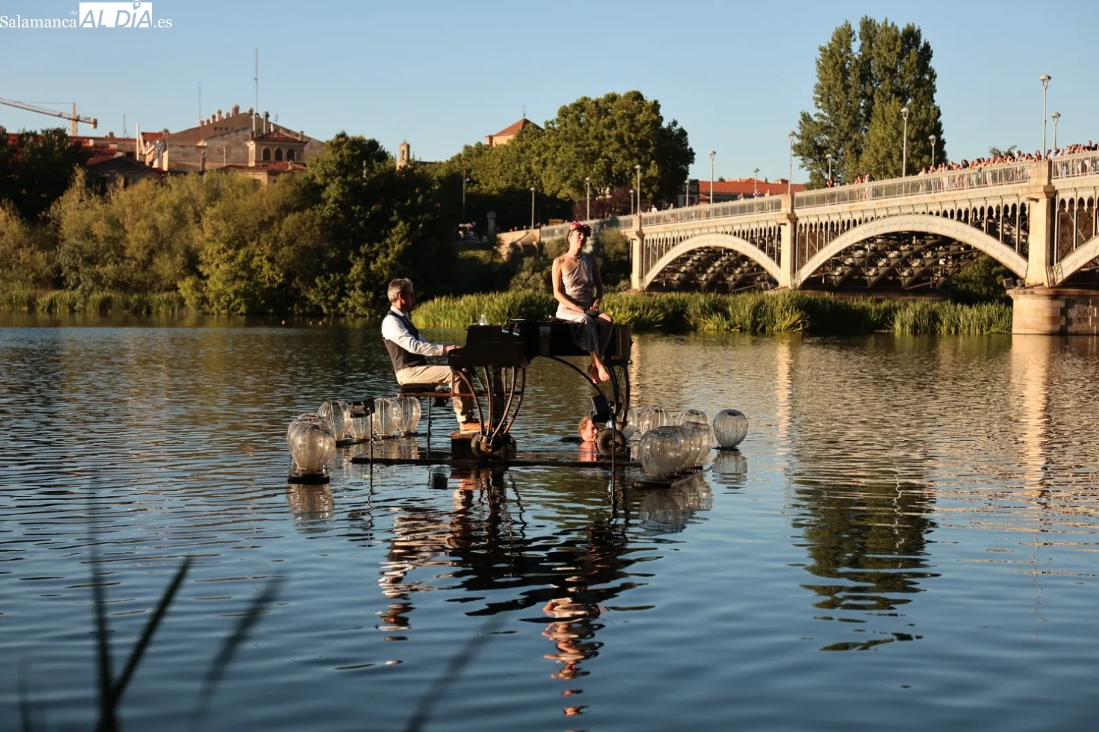 ‘Pedalopiano. A fleur d’eau. El Piano Flotante’, concierto sobre el agua del río Tormes. Fotos: David Sañudo
