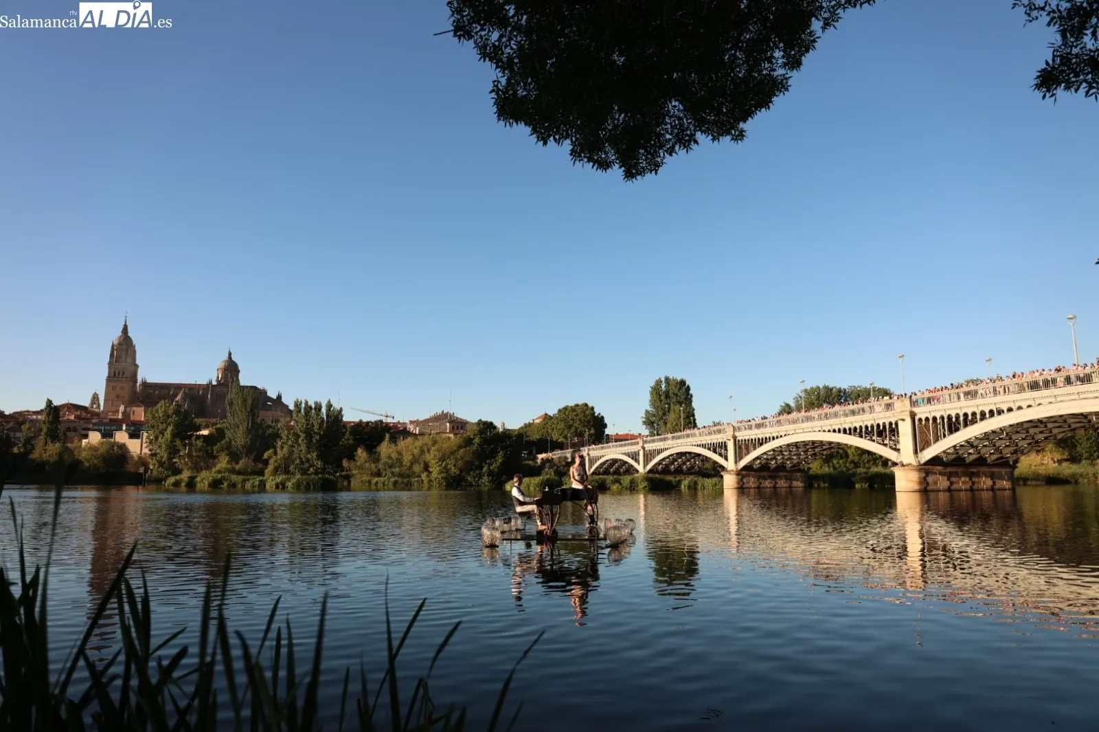 ‘Pedalopiano. A fleur d’eau. El Piano Flotante’, concierto sobre el agua del río Tormes. Fotos: David Sañudo