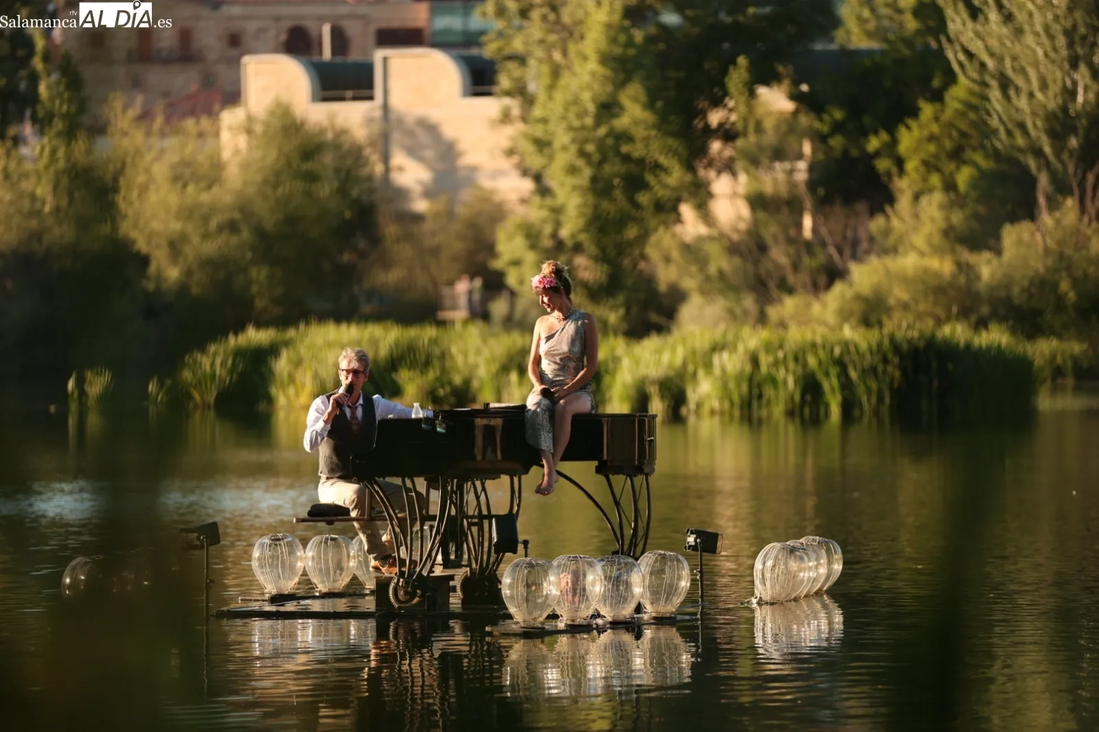 ‘Pedalopiano. A fleur d’eau. El Piano Flotante’, concierto sobre el agua del río Tormes. Fotos: David Sañudo