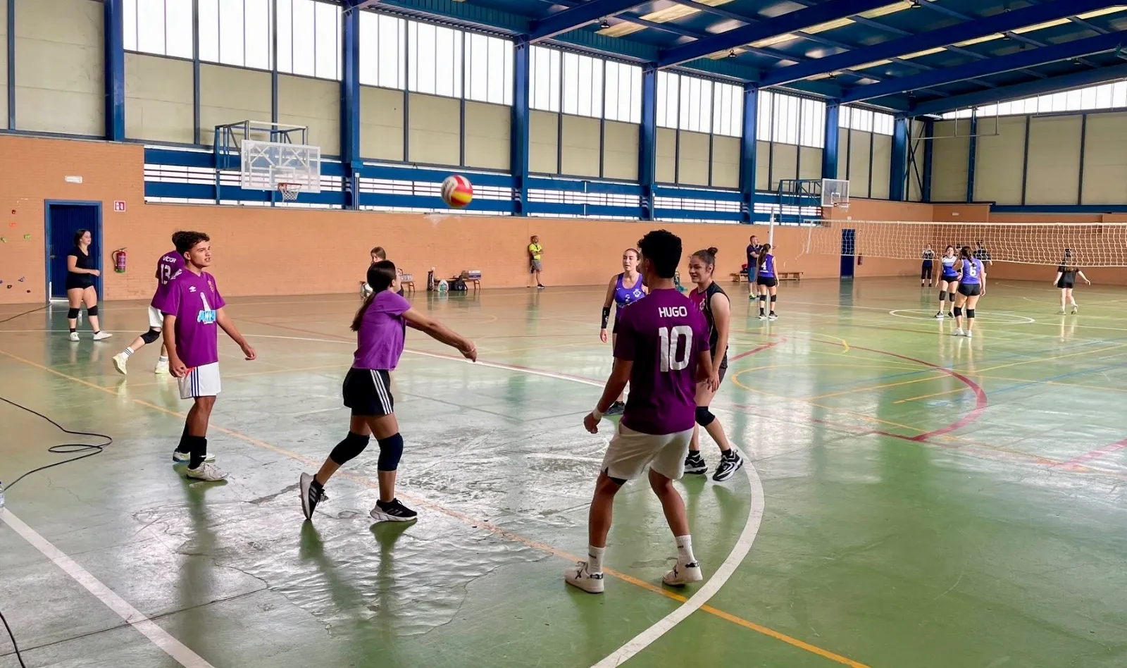 Foto 4 - Buen ambiente y destacada participaci&oacute;n en el IV Torneo de Voley de Pe&ntilde;aranda