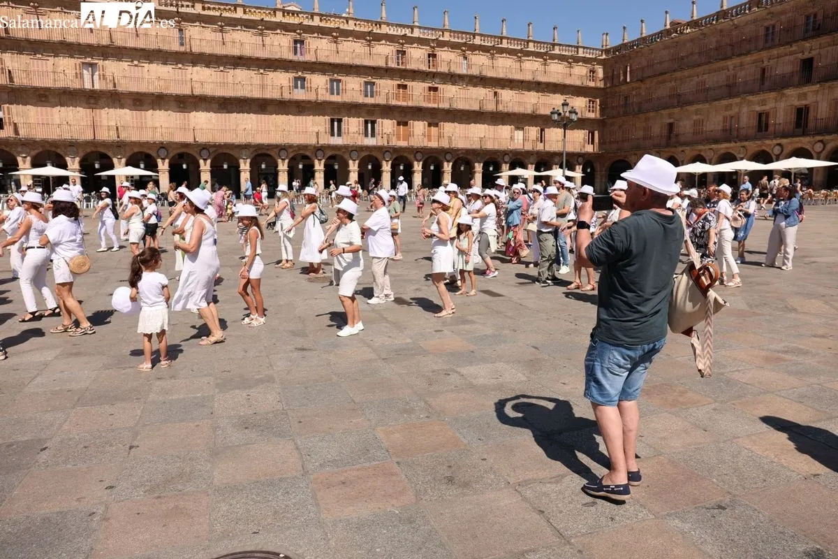 Un flashmob en Salamanca visibiliza y conciencia sobre el cáncer de piel | FOTOS: David Sañudo 