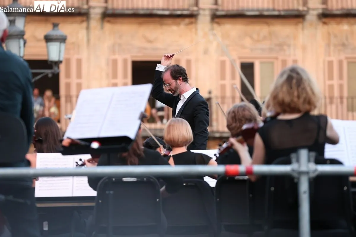 La Plaza Mayor se rinde a la excelencia de la Orquesta Sinfónica de Castilla y León | FOTOS: David Sañudo 