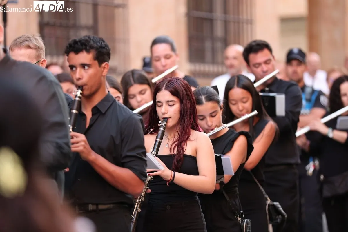 La Virgen del Carmen procesiona por Salamanca con el estreno de un nuevo paso barroco | FOTOS: David Sañudo 