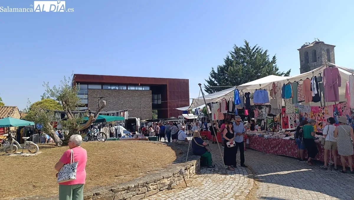 Multitudinario primer mercadillo del verano en Trabanca / FOTOS: VÍCTOR PACHO