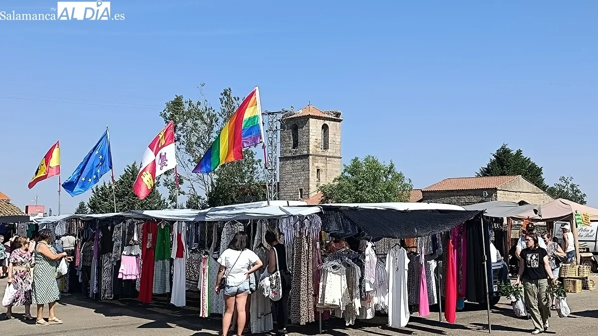 Multitudinario primer mercadillo del verano en Trabanca / FOTOS: VÍCTOR PACHO