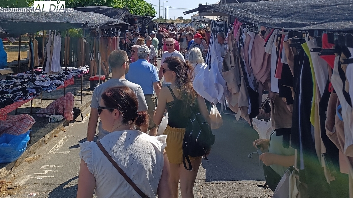 Trabanca vibra bajo el sol de julio y vive un nuevo éxito en el primer mercadillo del verano
