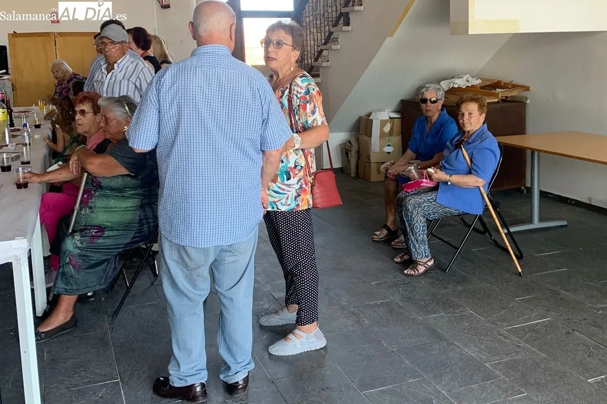 Tras los actos religiosos los vecinos degustaron un vino español / FOTOS: VÍCTOR PACHO 