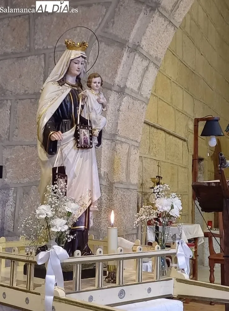 Tras los actos religiosos los vecinos degustaron un vino español / FOTOS: VÍCTOR PACHO 