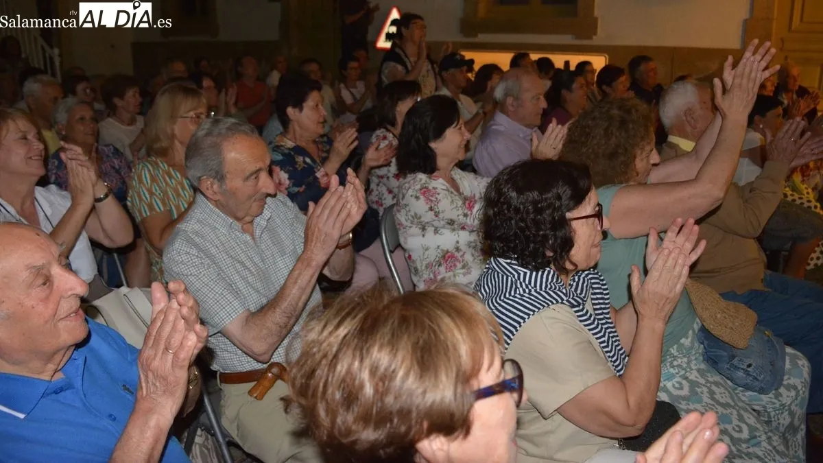 El acordeonista ofreció un gran concierto en el patio de la Casa de los Condes