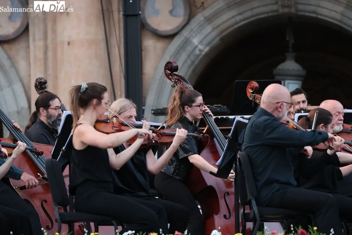 La Plaza Mayor se rinde a la excelencia de la Orquesta Sinfónica de Castilla y León | FOTOS: David Sañudo 