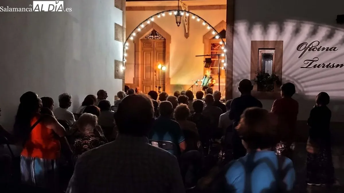 El acordeonista ofreció un gran concierto en el patio de la Casa de los Condes