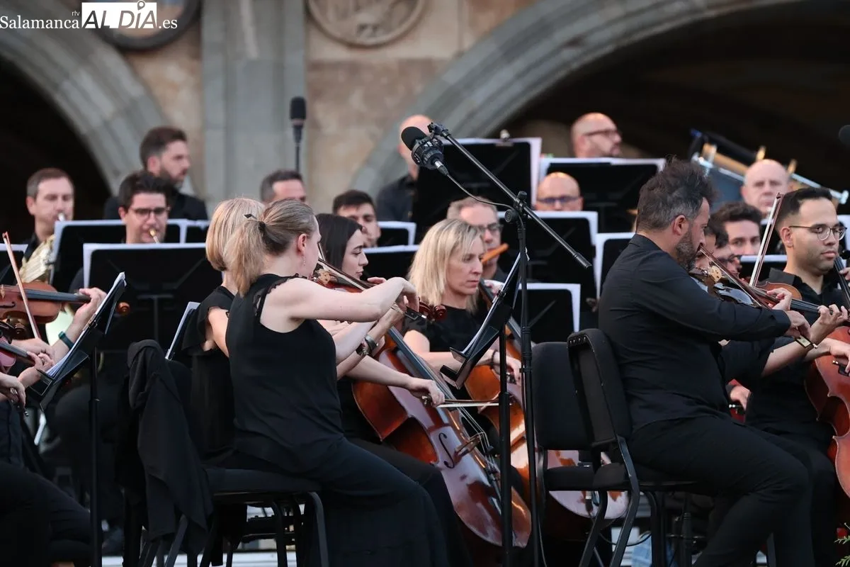 La Plaza Mayor se rinde a la excelencia de la Orquesta Sinfónica de Castilla y León | FOTOS: David Sañudo 