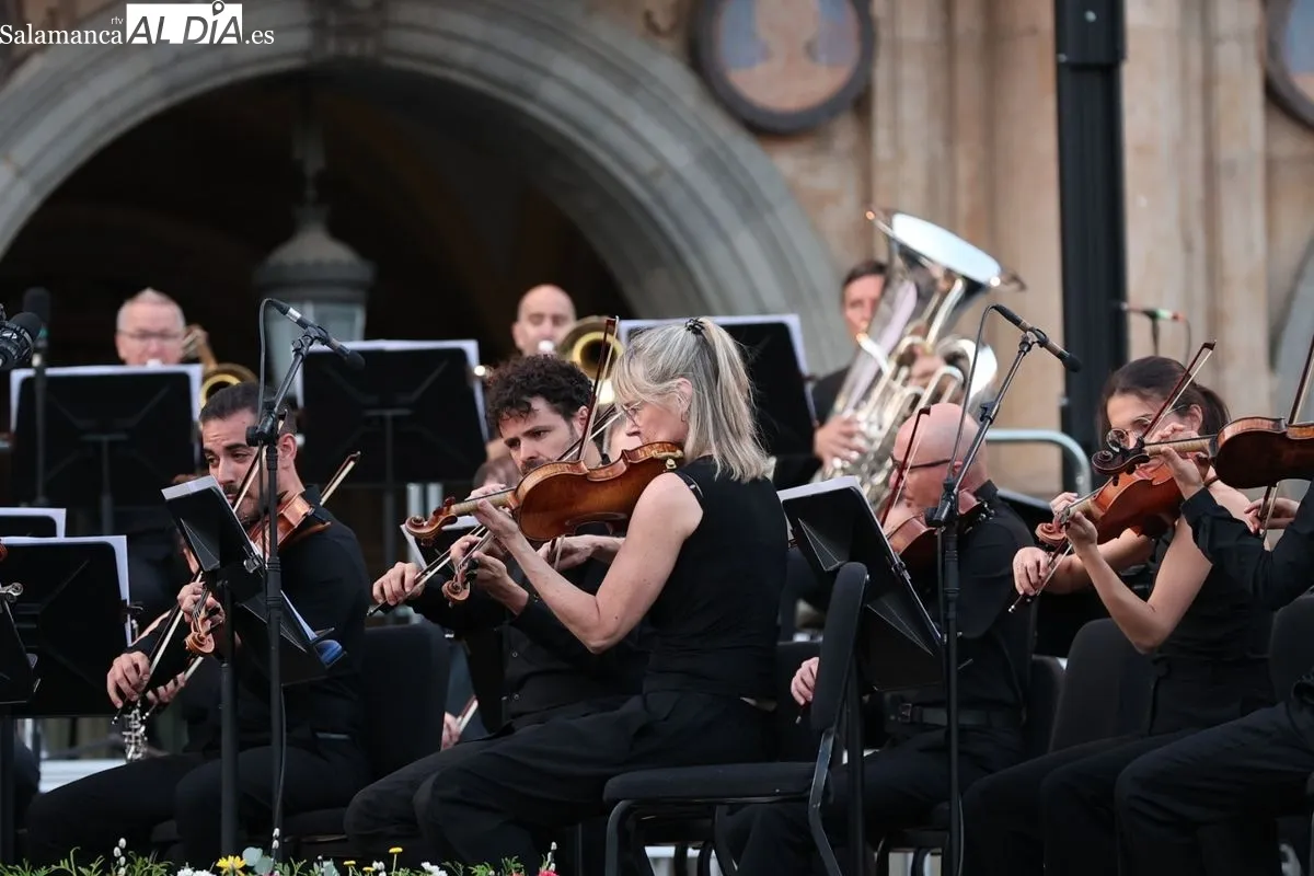 La Plaza Mayor se rinde a la excelencia de la Orquesta Sinfónica de Castilla y León | FOTOS: David Sañudo 