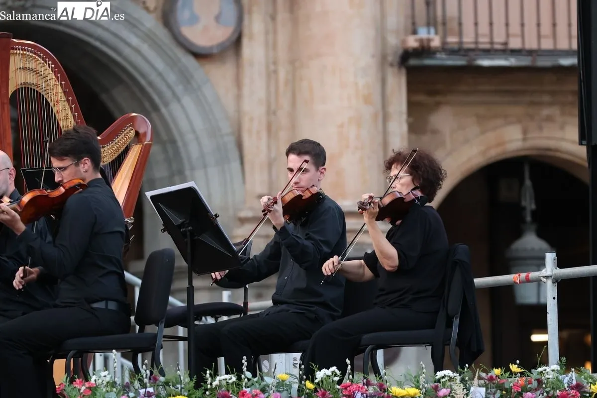 La Plaza Mayor se rinde a la excelencia de la Orquesta Sinfónica de Castilla y León | FOTOS: David Sañudo 