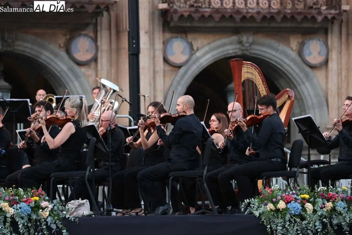 La Plaza Mayor se rinde a la excelencia de la Orquesta Sinfónica de Castilla y León | FOTOS: David Sañudo 