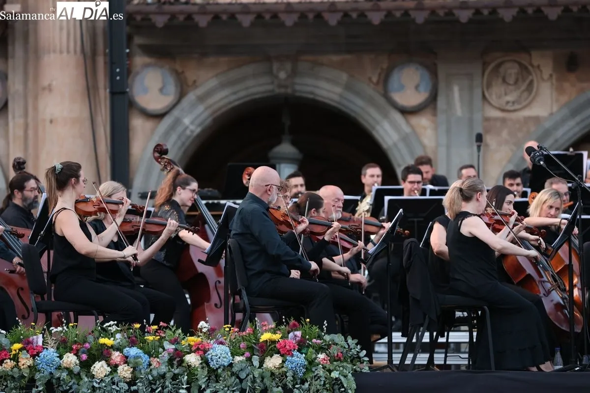 La Plaza Mayor se rinde a la excelencia de la Orquesta Sinfónica de Castilla y León | FOTOS: David Sañudo 