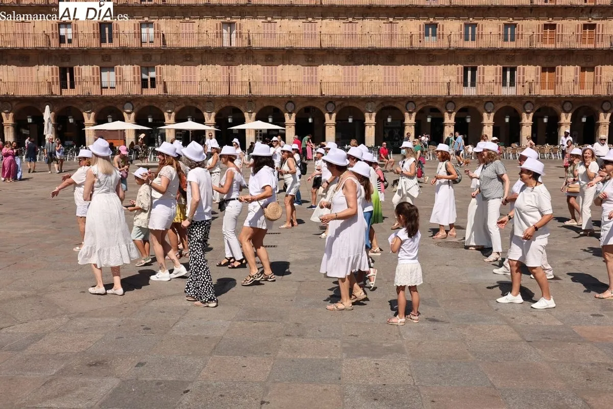 Un flashmob en Salamanca visibiliza y conciencia sobre el cáncer de piel | FOTOS: David Sañudo 