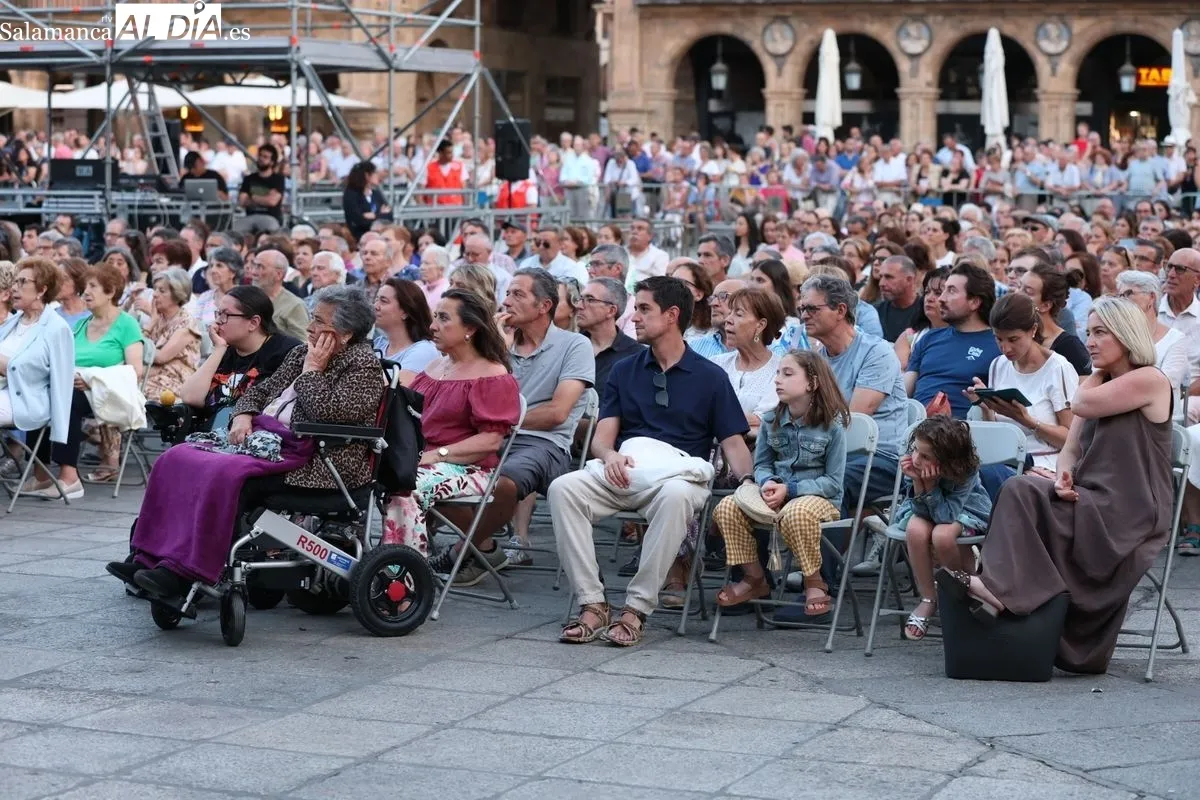 La Plaza Mayor se rinde a la excelencia de la Orquesta Sinfónica de Castilla y León | FOTOS: David Sañudo 