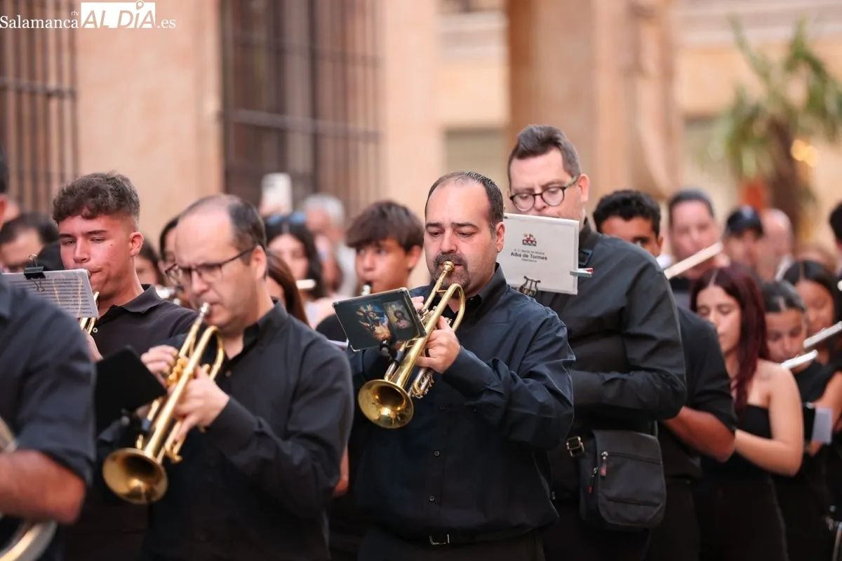 La Virgen del Carmen procesiona por Salamanca con el estreno de un nuevo paso barroco | FOTOS: David Sañudo 