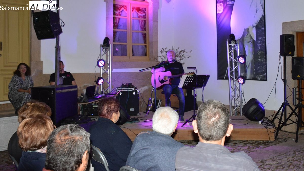 La Casa de los Condes de Lumbrales acoge un gran concierto del cantante Mundi