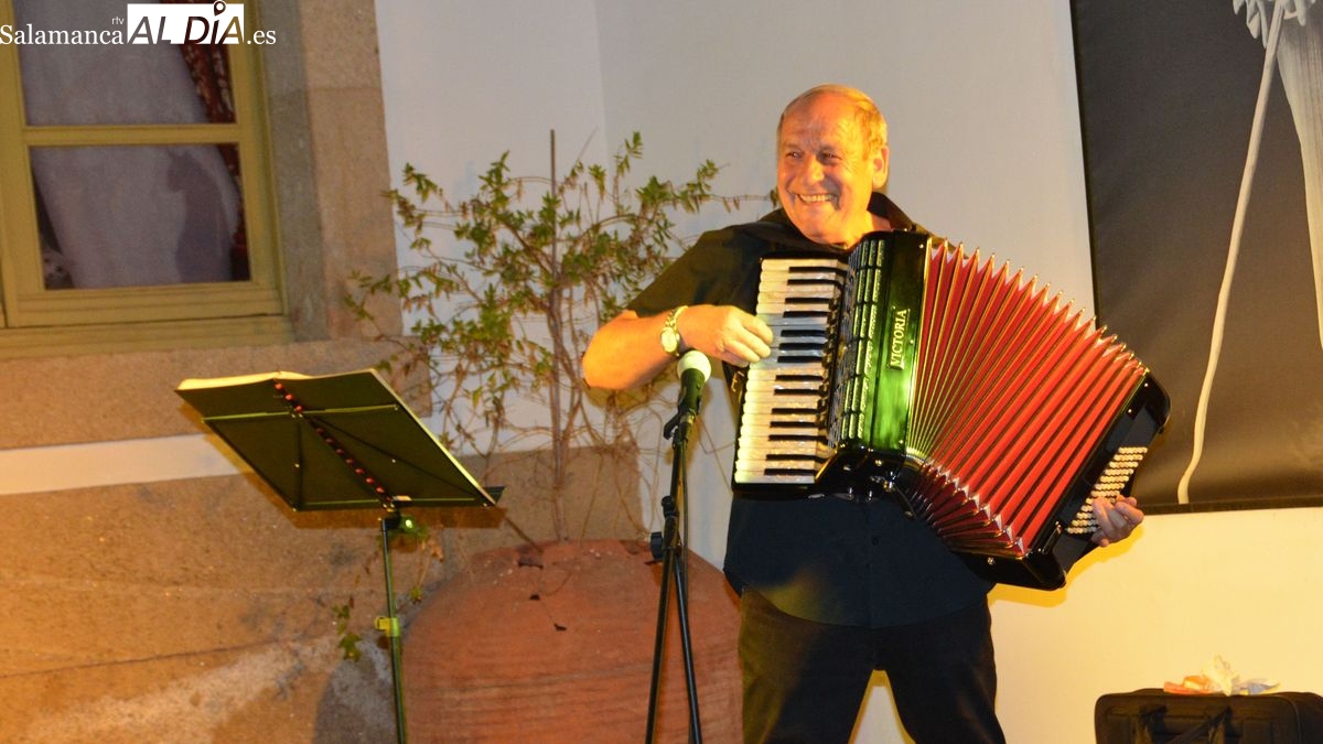 El acordeonista Agustín Santano ofrece un concierto y una exposición en Lumbrales