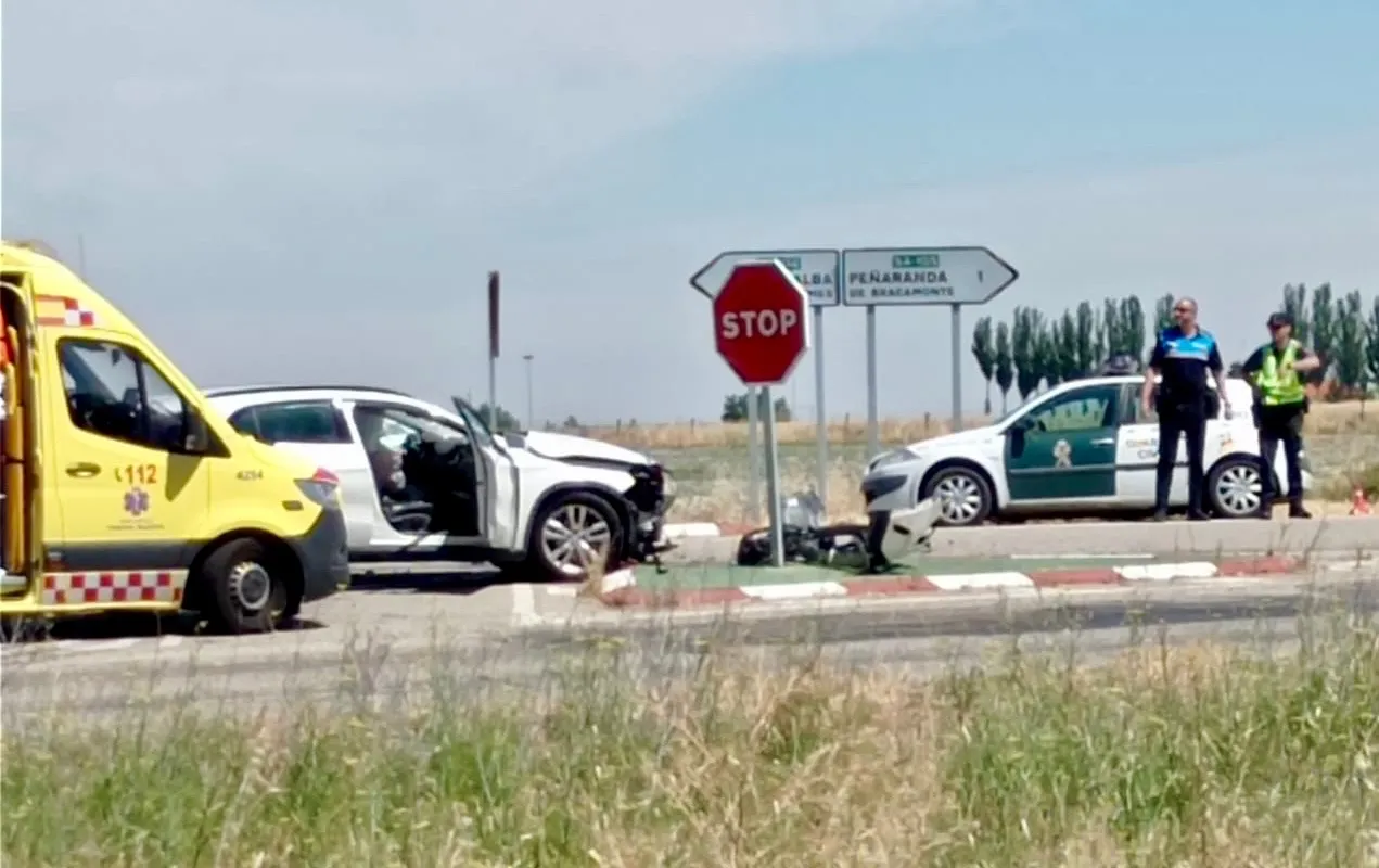 Foto 4 - Dos heridos en una aparatosa salida de via en el acceso a Pe&ntilde;aranda