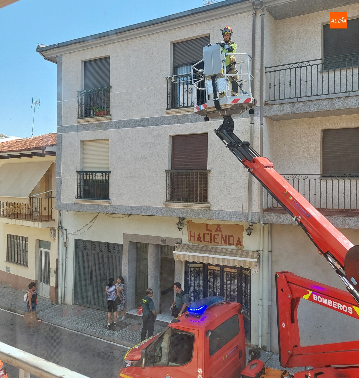 Los Bomberos tienen que entrar por el balcón de un 2º piso para auxiliar a una mujer