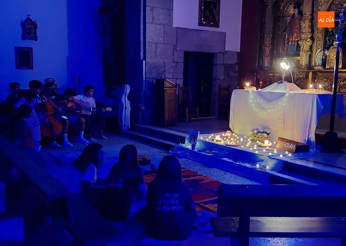 Foto 4 - El grupo Eterno ameniza la velada de adoraci&oacute;n promovida por Shekinah en San Andr&eacute;s