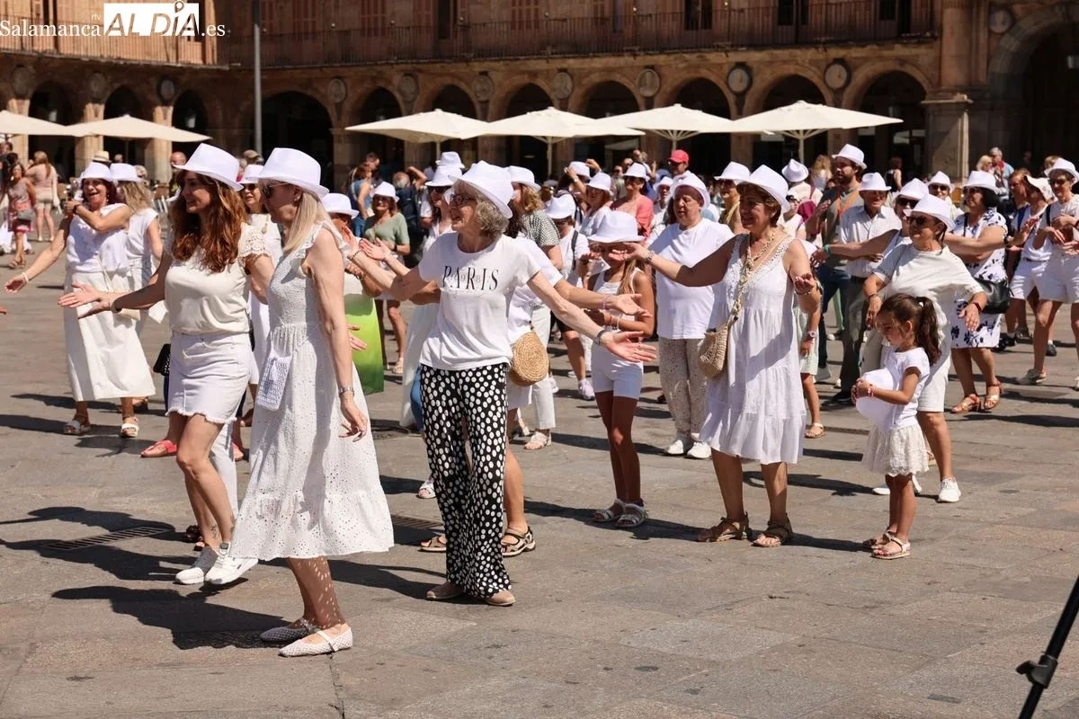 Un flashmob en Salamanca visibiliza y conciencia sobre el cáncer de piel | FOTOS: David Sañudo 