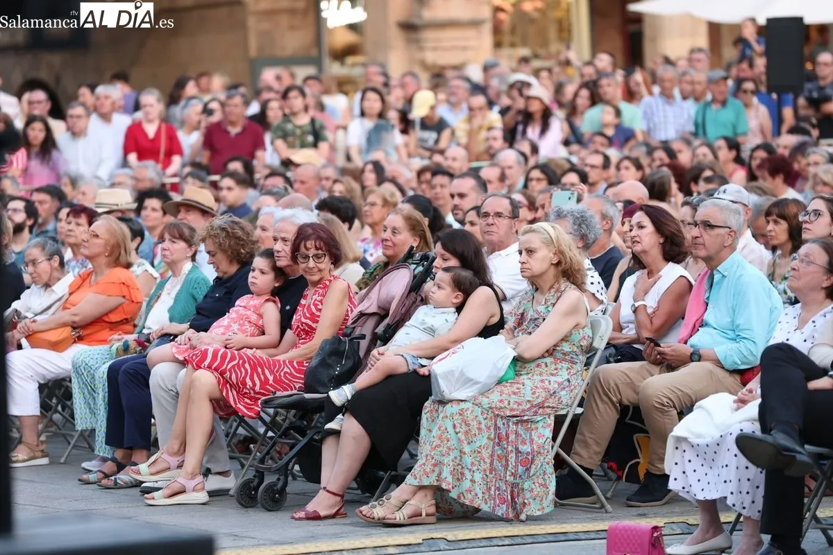 La Plaza Mayor se rinde a la excelencia de la Orquesta Sinfónica de Castilla y León | FOTOS: David Sañudo 