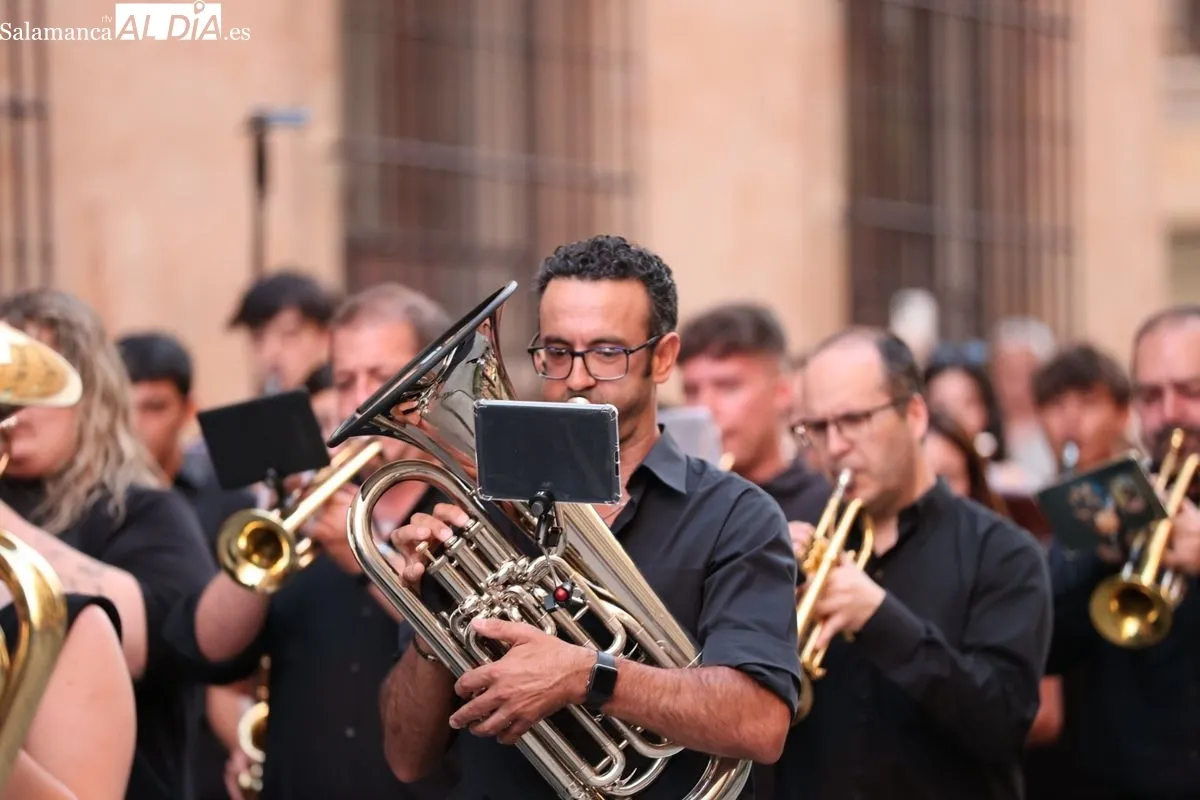 La Virgen del Carmen procesiona por Salamanca con el estreno de un nuevo paso barroco | FOTOS: David Sañudo 