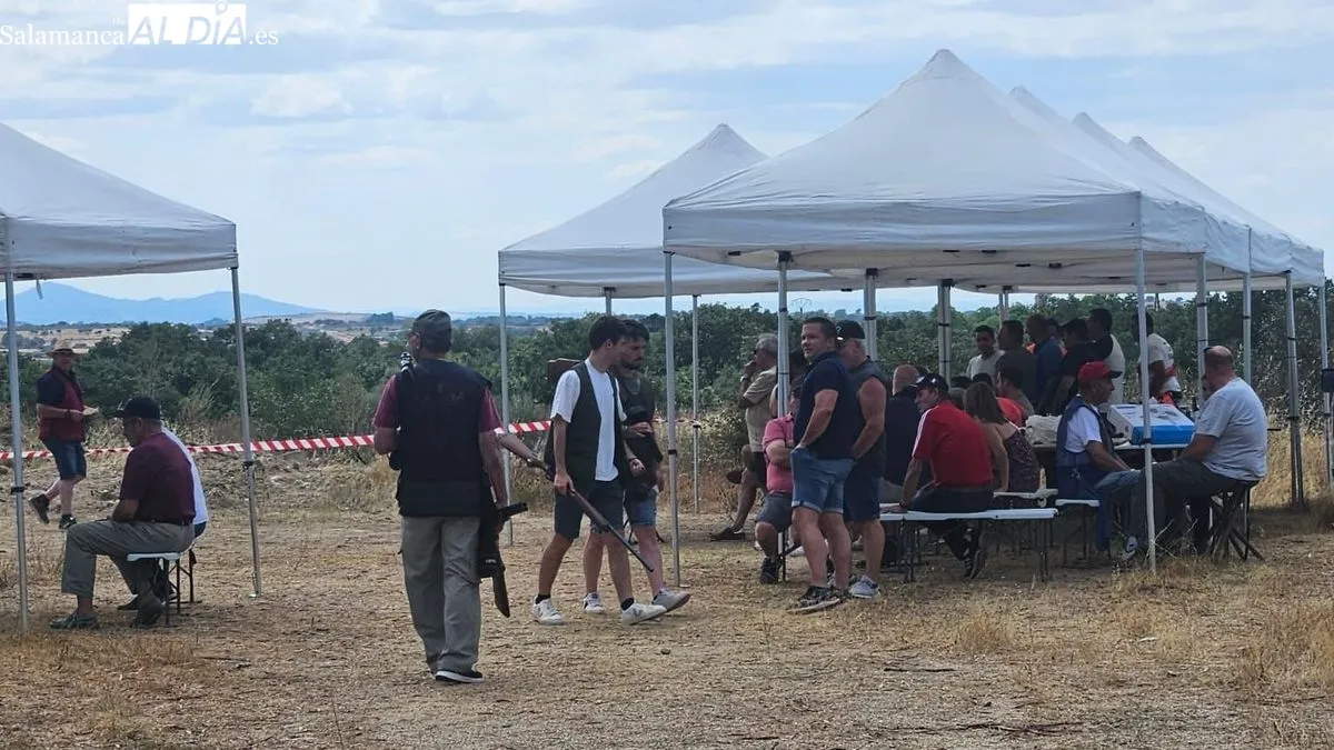 Foto 3 - Gran afluencia de participantes en la tirada al plato de Lumbrales