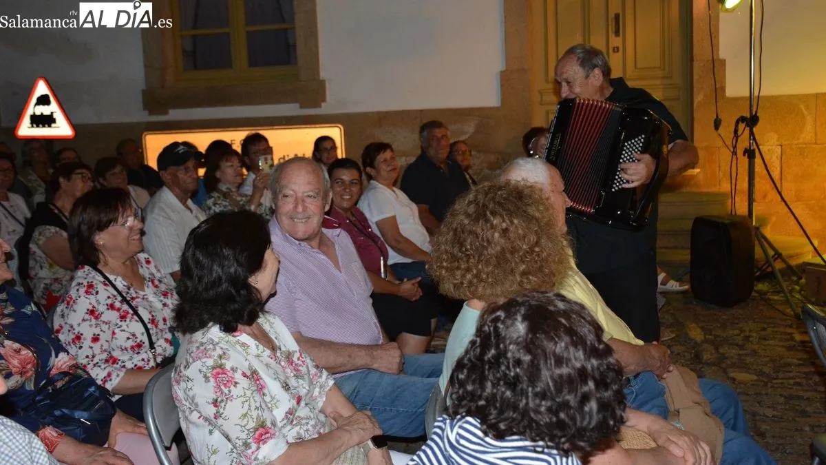 Foto 2 - Agust&iacute;n Santano muestra la m&uacute;sica y la historia del acorde&oacute;n en Lumbrales