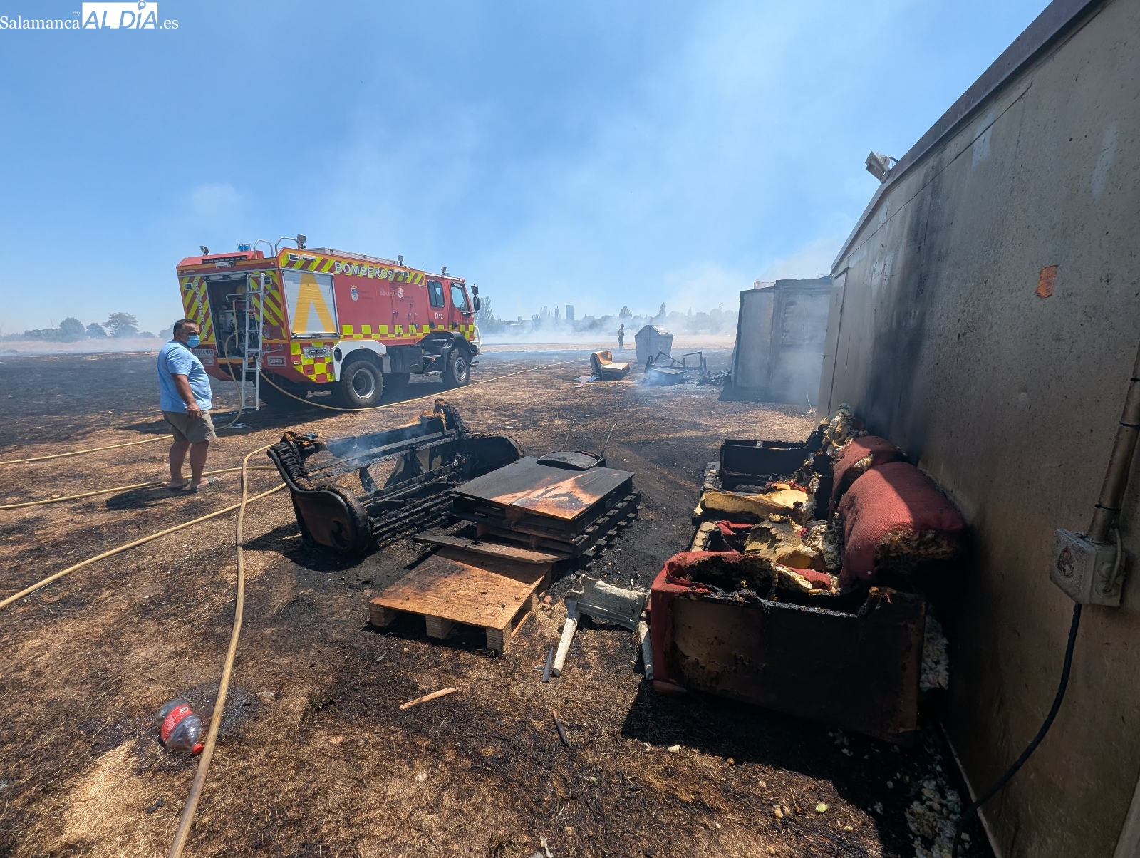 VÍDEO Y FOTOS | Susto en Santa Marta por un incendio en el Paseo de Valdelagua que afectó a las casetas de fiestas y casas cercanas