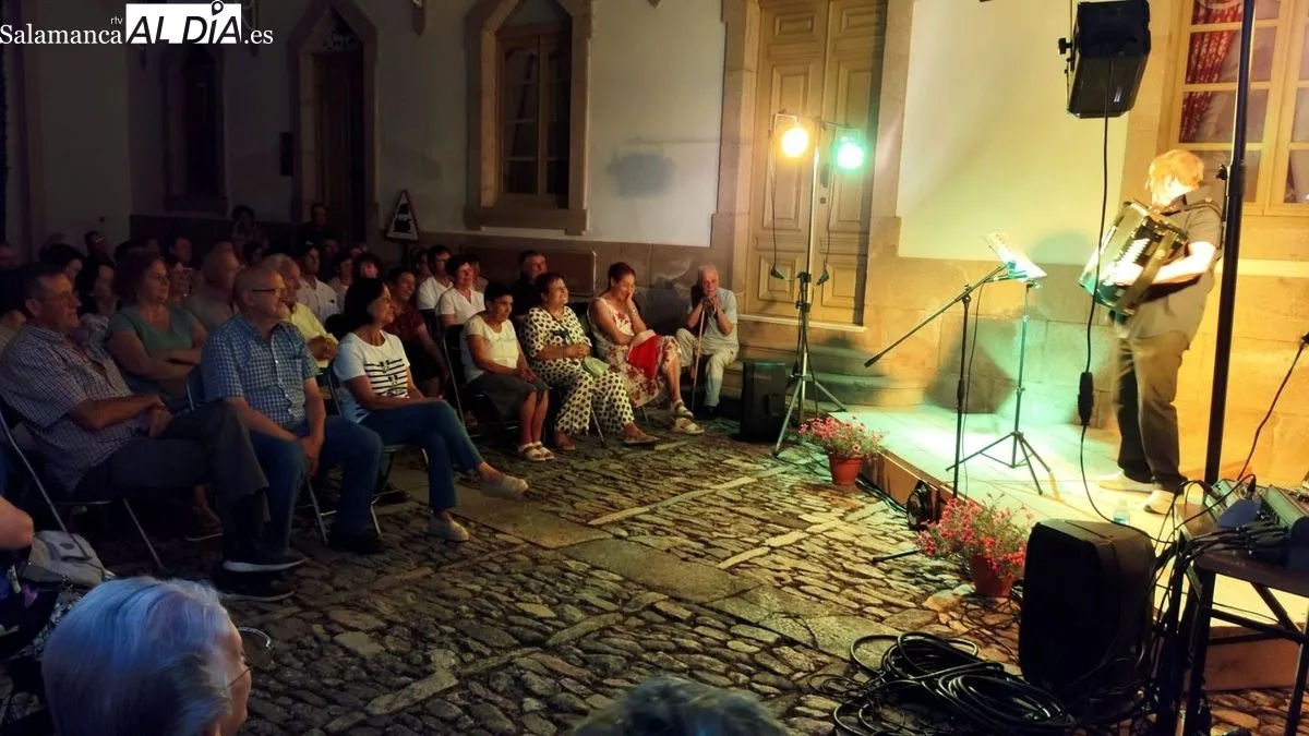 El acordeonista ofreció un gran concierto en el patio de la Casa de los Condes