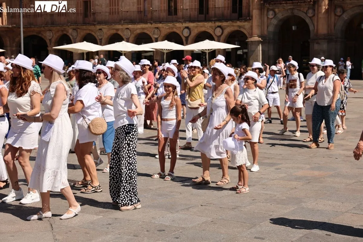 Un flashmob en Salamanca visibiliza y conciencia sobre el cáncer de piel | FOTOS: David Sañudo 