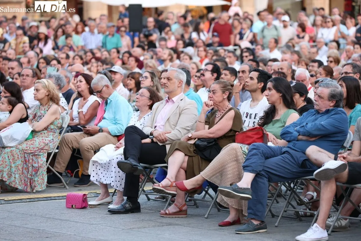 La Plaza Mayor se rinde a la excelencia de la Orquesta Sinfónica de Castilla y León | FOTOS: David Sañudo 