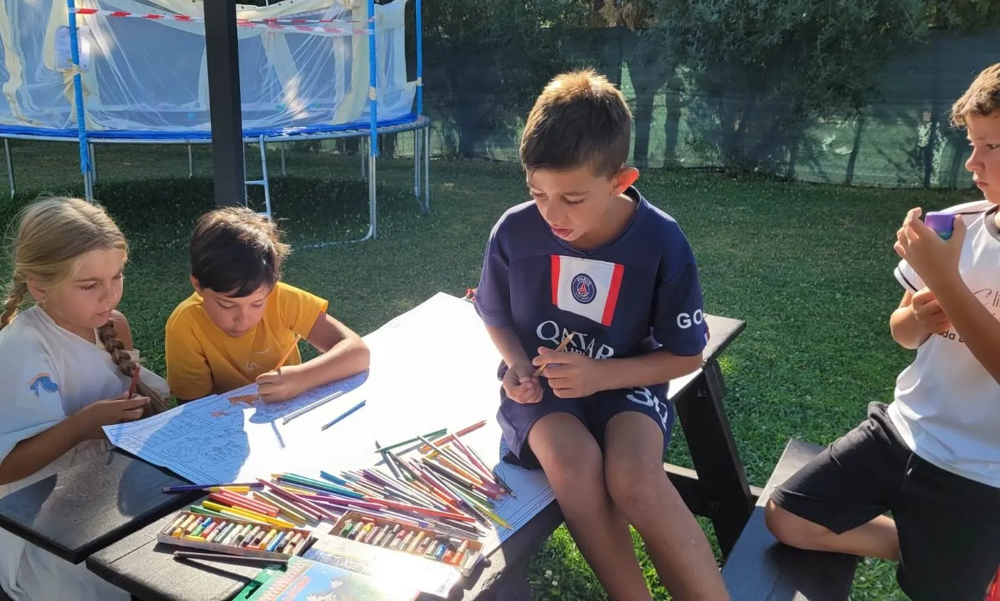 Foto 5 - Los asistentes al Campamento Urbano de Fuentes de O&ntilde;oro se transforman en una tribu paleol&iacute;tica