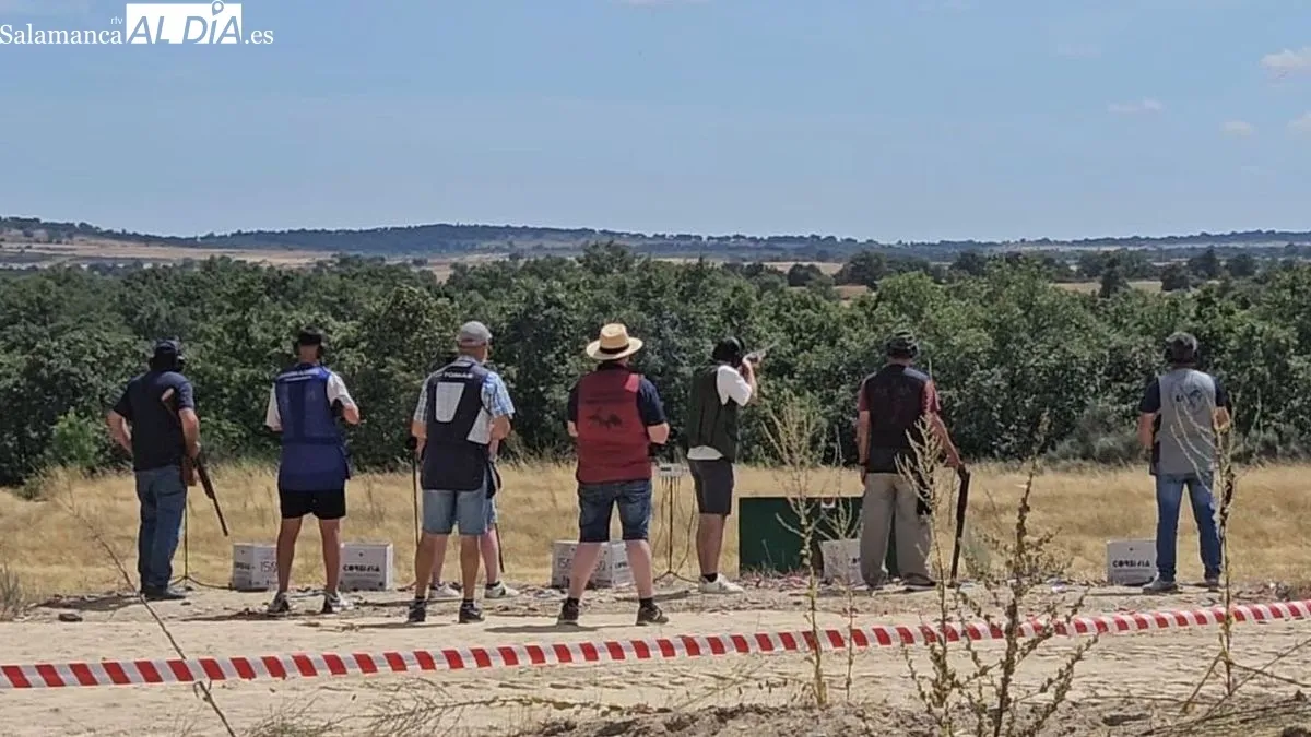 Foto 2 - Gran afluencia de participantes en la tirada al plato de Lumbrales