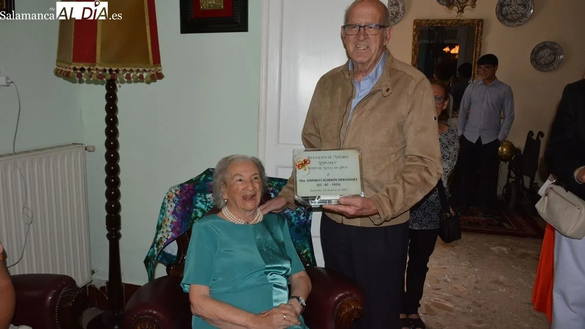 Foto 3 - Amparo Calder&oacute;n recibe un homenaje del pueblo de Lumbrales con motivo de sus 100 a&ntilde;os de edad