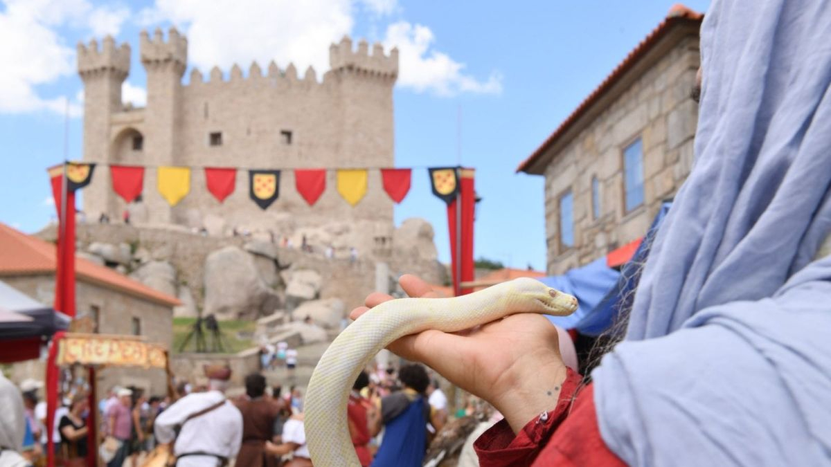 Un castillo de cuento de hadas preside la Feria Medieval de Penedono, una de las más reconocidas de Portugal