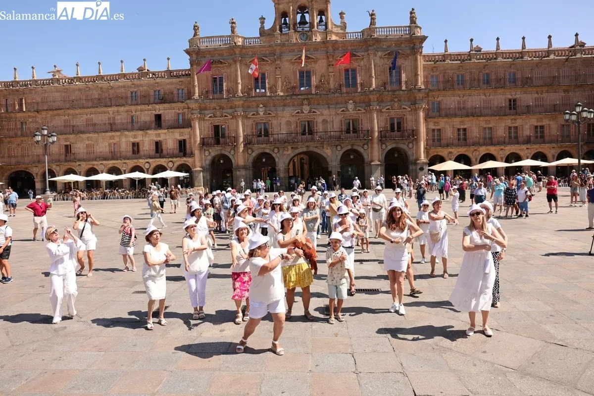 Un flashmob en Salamanca visibiliza y conciencia sobre el cáncer de piel | FOTOS: David Sañudo 