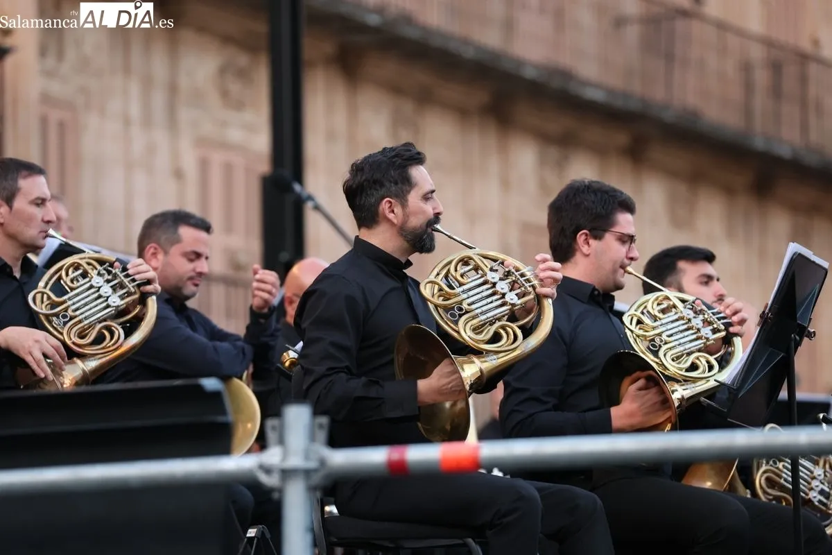 La Plaza Mayor se rinde a la excelencia de la Orquesta Sinfónica de Castilla y León | FOTOS: David Sañudo 