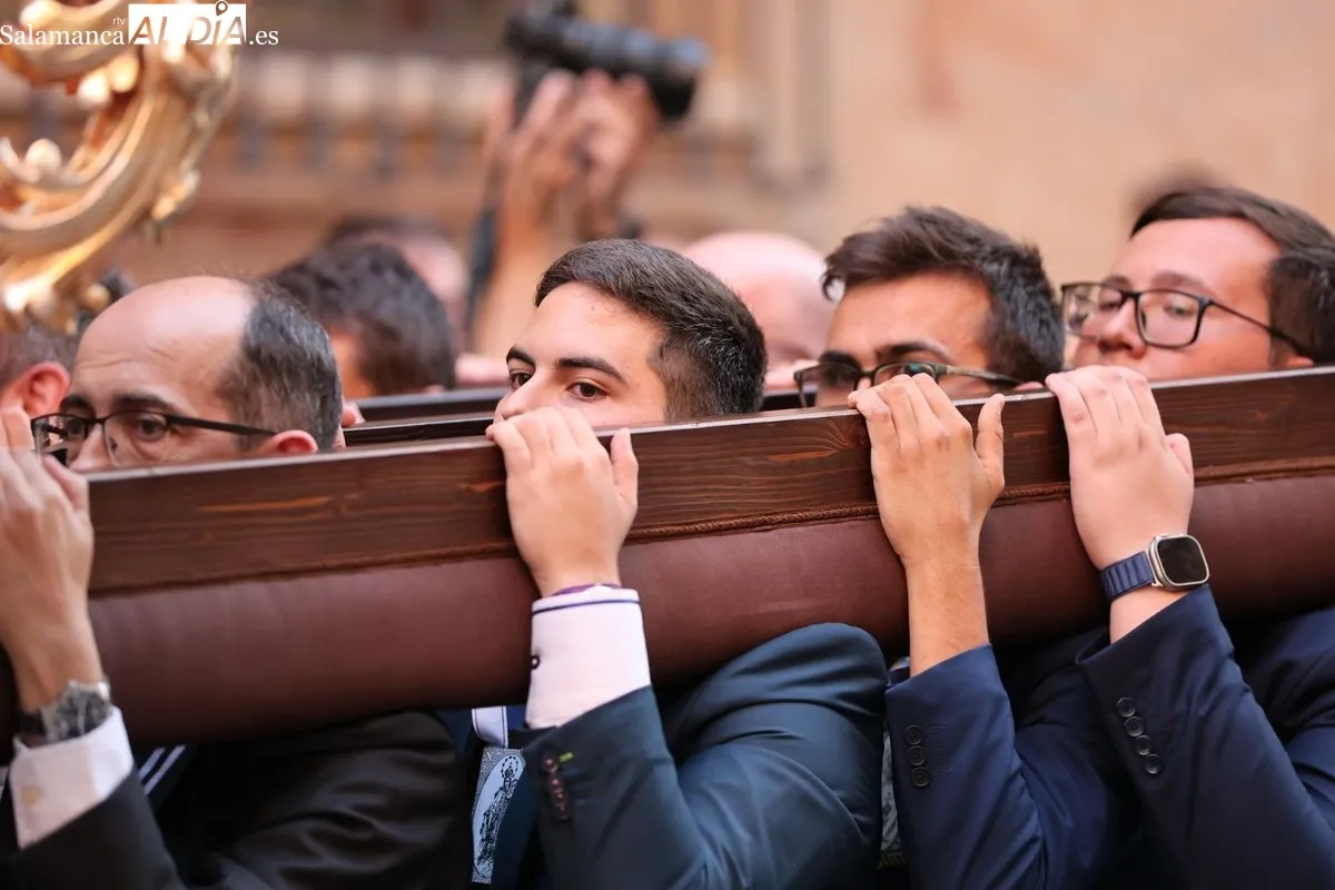 La Virgen del Carmen procesiona por Salamanca con el estreno de un nuevo paso barroco | FOTOS: David Sañudo 