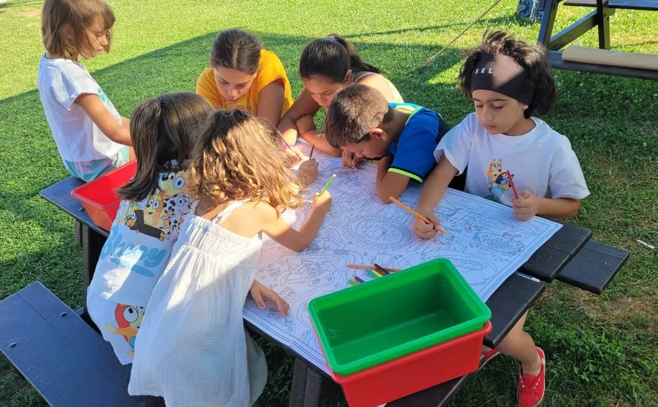 Foto 4 - Los asistentes al Campamento Urbano de Fuentes de O&ntilde;oro se transforman en una tribu paleol&iacute;tica